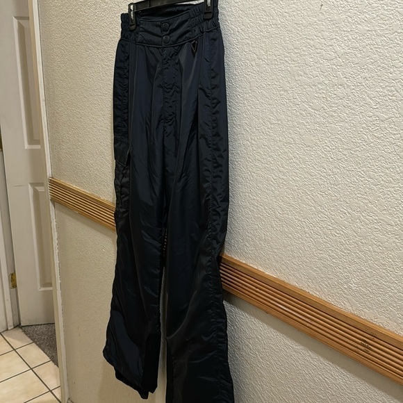 Columbia Pants - Columbia Sportswear Company black cargo pants size small!!
